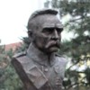 popiersie marszałka Piłsudskiego